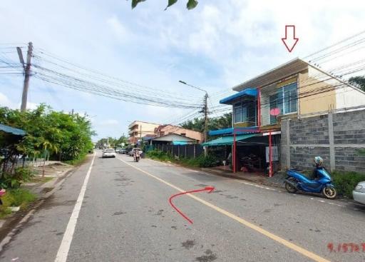 Commercial building next to Soi Muang Mai Road