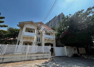 House For sale 3 bedroom 230 m² with land 280 m² in Baan Fah Rim Haad, Pattaya