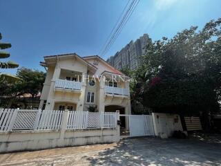 House For sale 3 bedroom 230 m² with land 280 m² in Baan Fah Rim Haad, Pattaya