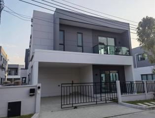 Centro Bang Na  Modern 4 Bedroom House in Bangna