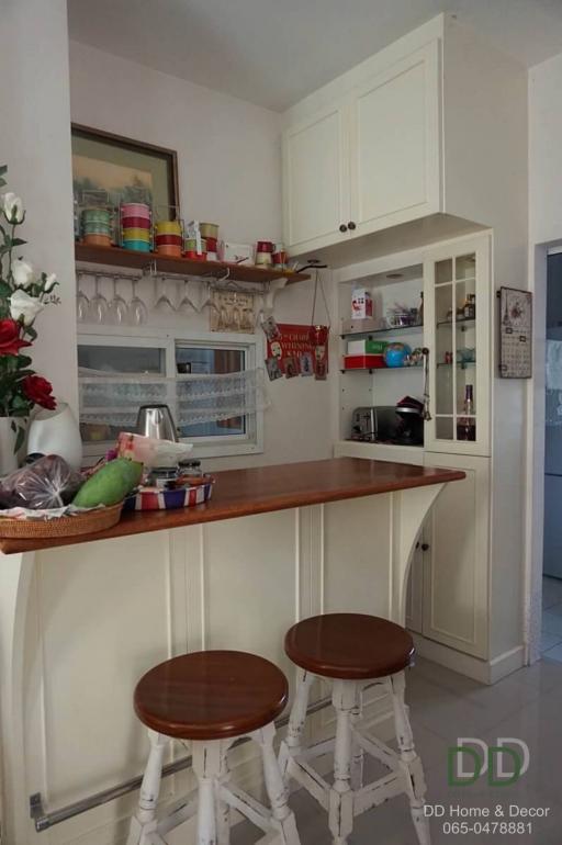 Cozy kitchen corner with bar seating and open shelving