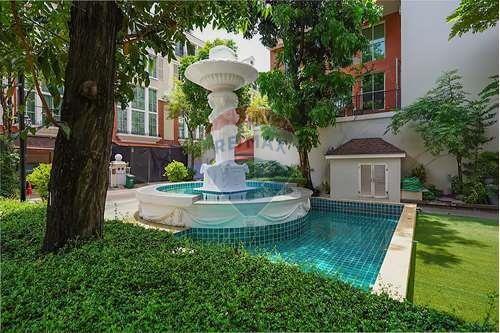 Best Deal !! Spacious 3+1Bedroom Townhouse for Sale in Baan Klang Krung Thonglor. Only 32MB. - 920071001-12557