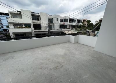 Renovated 3-story townhouse with 4 bedrooms. - 920071001-12115