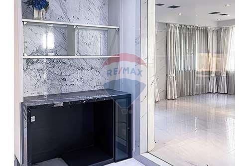 440 Sqm., 6 Beds, 6 Baths Townhouse listed for ฿ 45,000,000.