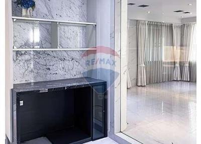 440 Sqm., 6 Beds, 6 Baths Townhouse listed for ฿ 45,000,000.