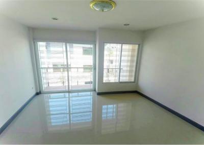 Townhouse home office for rent near BTS eakkamai