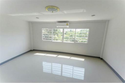 Townhouse home office for rent near BTS eakkamai