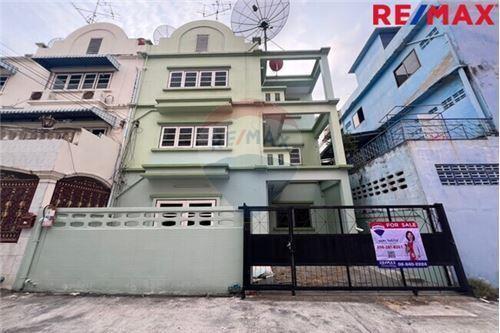 180 Sqm., 5 Beds Townhouse listed for ฿ 5,500,000.