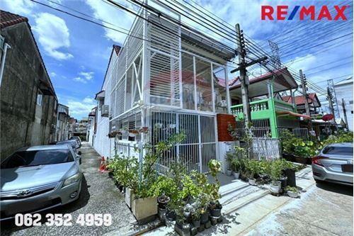 80 Sqm., 2 Beds Townhouse listed for ฿ 2,500,000.