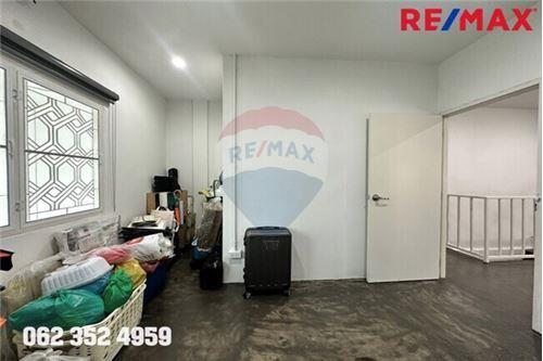 80 Sqm., 2 Beds Townhouse listed for ฿ 2,500,000.