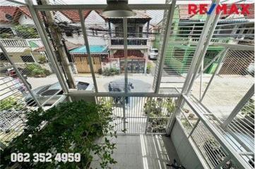 80 Sqm., 2 Beds Townhouse listed for ฿ 2,500,000.