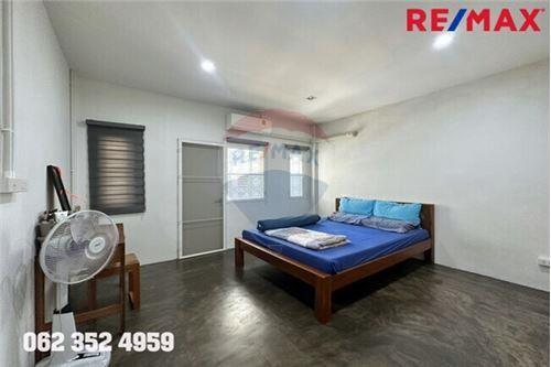 80 Sqm., 2 Beds Townhouse listed for ฿ 2,500,000.