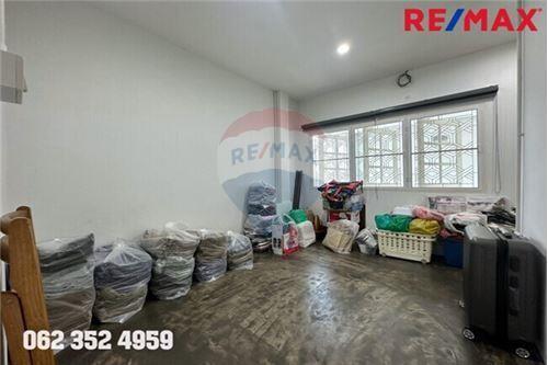 80 Sqm., 2 Beds Townhouse listed for ฿ 2,500,000.