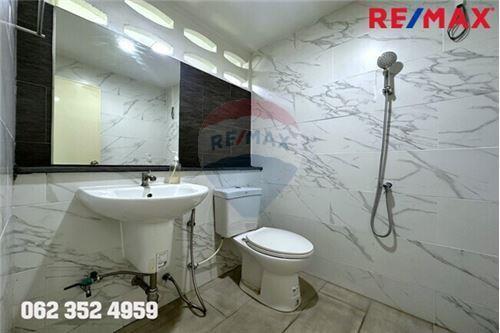 80 Sqm., 2 Beds Townhouse listed for ฿ 2,500,000.