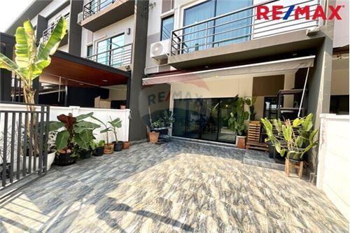 145 Sqm., 3 Beds Townhouse listed for ฿ 4,250,000.