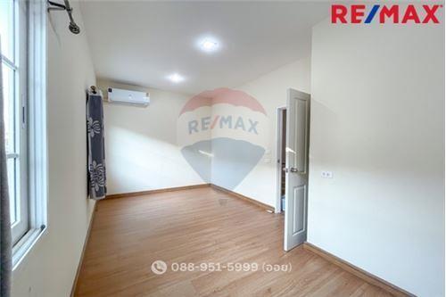 96 Sqm., 3 Beds Townhouse listed for ฿ 2,750,000.