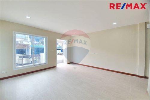 96 Sqm., 2 Beds Townhouse listed for ฿ 3,200,000.