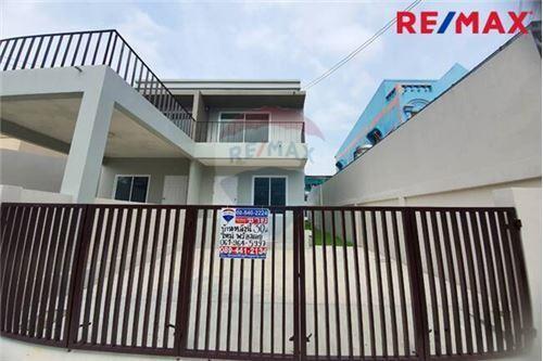 96 Sqm., 2 Beds Townhouse listed for ฿ 3,200,000.