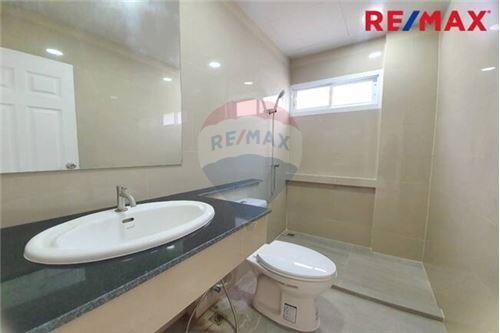 96 Sqm., 2 Beds Townhouse listed for ฿ 3,200,000.