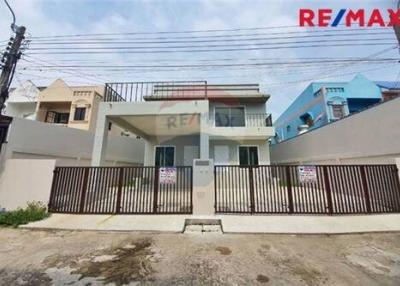 96 Sqm., 2 Beds Townhouse listed for ฿ 3,200,000.