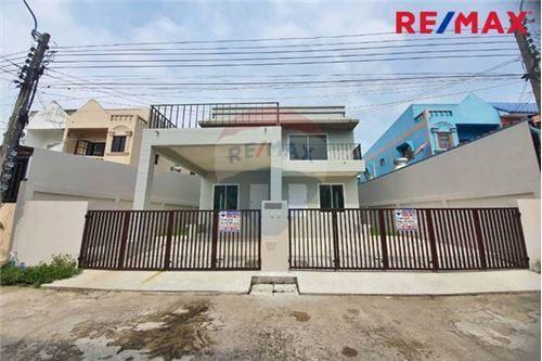 96 Sqm., 2 Beds Townhouse listed for ฿ 3,200,000.