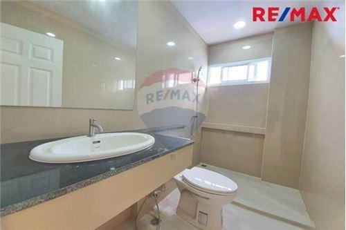 96 Sqm., 2 Beds Townhouse listed for ฿ 3,200,000.