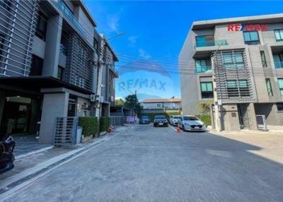 395 Sqm., 4 Beds Townhouse listed for ฿ 27,500,000.