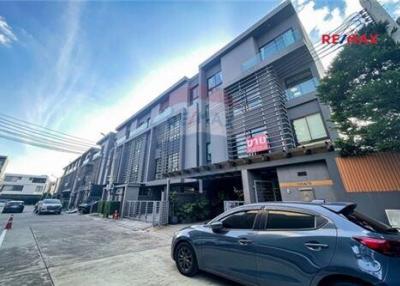 395 Sqm., 4 Beds Townhouse listed for ฿ 27,500,000.