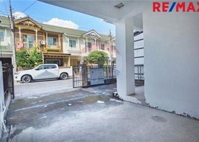 120 Sqm., 3 Beds, 2 Baths Townhouse listed for ฿ 2,150,000.