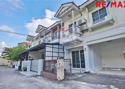 120 Sqm., 3 Beds, 2 Baths Townhouse listed for ฿ 2,150,000.