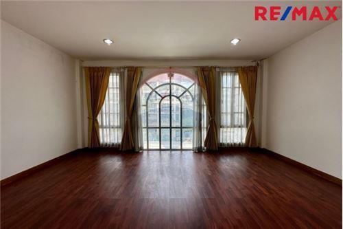 175 Sqm., 3 Beds Townhouse listed for ฿ 3,950,000.