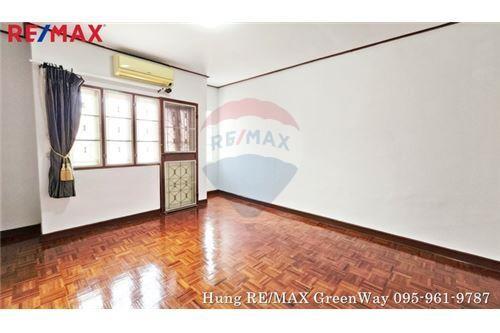 68 Sqm., 2 Beds Townhouse listed for ฿ 1,990,000.