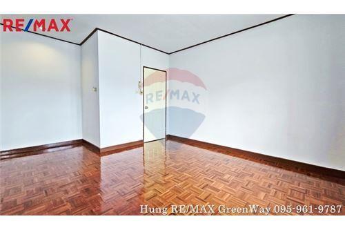 68 Sqm., 2 Beds Townhouse listed for ฿ 1,990,000.