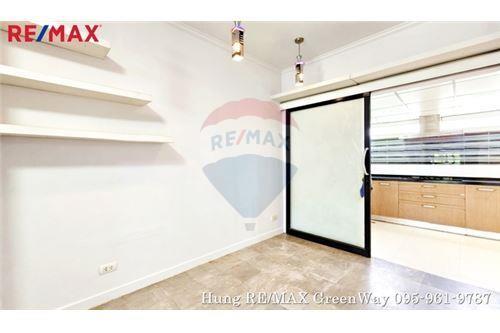 68 Sqm., 2 Beds Townhouse listed for ฿ 1,990,000.