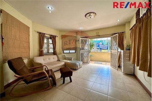 114 Sqm., 3 Beds Townhouse listed for ฿ 2,190,000.