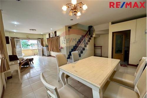 114 Sqm., 3 Beds Townhouse listed for ฿ 2,190,000.