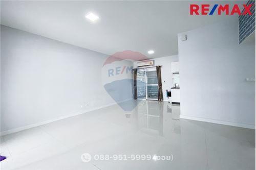 103 Sqm., 3 Beds Townhouse listed for ฿ 2,400,000.