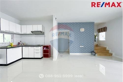 103 Sqm., 3 Beds Townhouse listed for ฿ 2,400,000.