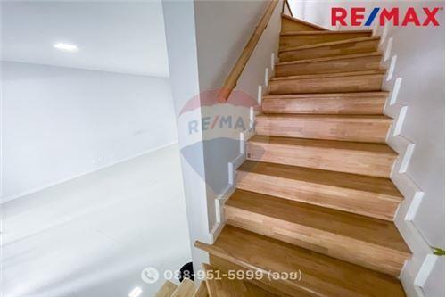 103 Sqm., 3 Beds Townhouse listed for ฿ 2,400,000.