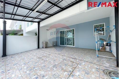 103 Sqm., 3 Beds Townhouse listed for ฿ 2,400,000.