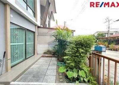 95 Sqm., 3 Beds, 2 Baths Townhouse listed for ฿ 2,100,000.