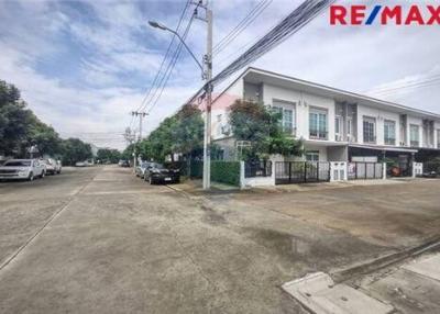 108 Sqm., 3 Beds, 2 Baths Townhouse listed for ฿ 2,980,000.