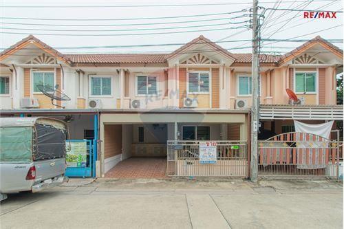 83 Sqm., 3 Beds, 2 Baths Townhouse listed for ฿ 2,400,000.