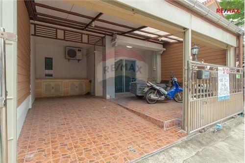 83 Sqm., 3 Beds, 2 Baths Townhouse listed for ฿ 2,400,000.