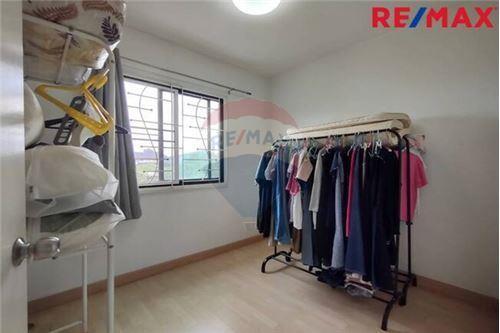 98 Sqm., 3 Beds, 2 Baths Townhouse listed for ฿ 2,600,000.