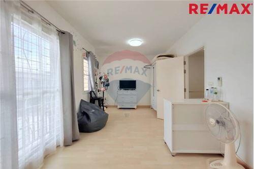 98 Sqm., 3 Beds, 2 Baths Townhouse listed for ฿ 2,600,000.