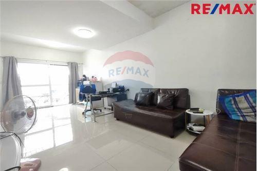 98 Sqm., 3 Beds, 2 Baths Townhouse listed for ฿ 2,600,000.