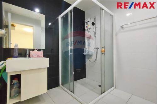 98 Sqm., 3 Beds, 2 Baths Townhouse listed for ฿ 2,600,000.