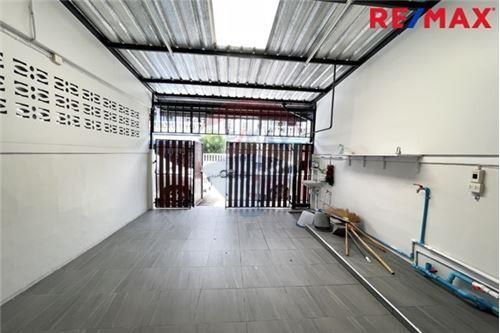 Townhouse for sale in Bang Mot Sinthawee Villa 1 Village, Rama 2