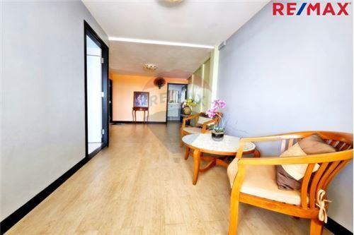 350 Sqm., 4 Beds, 4 Baths Townhouse listed for ฿ 6,800,000.